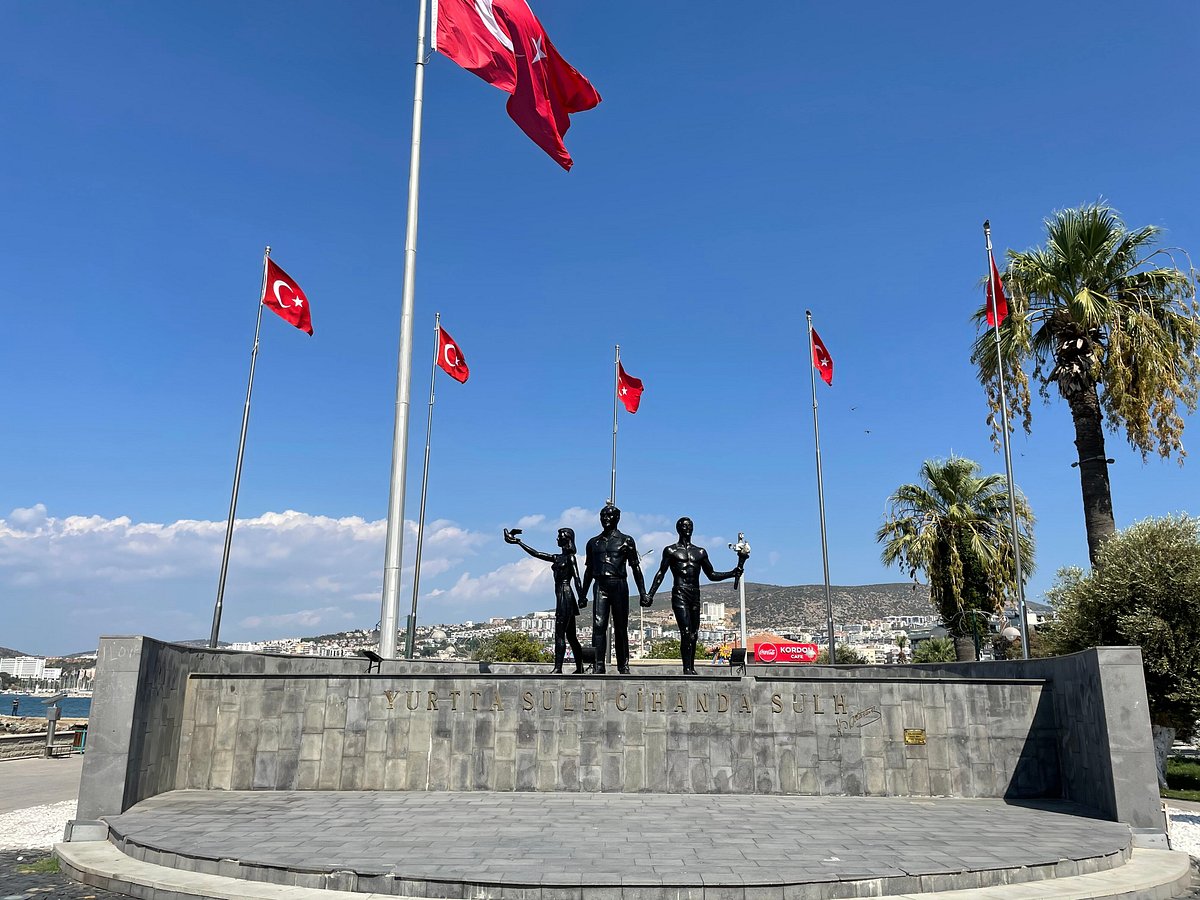 Kuşadası Atatürk Anıtı