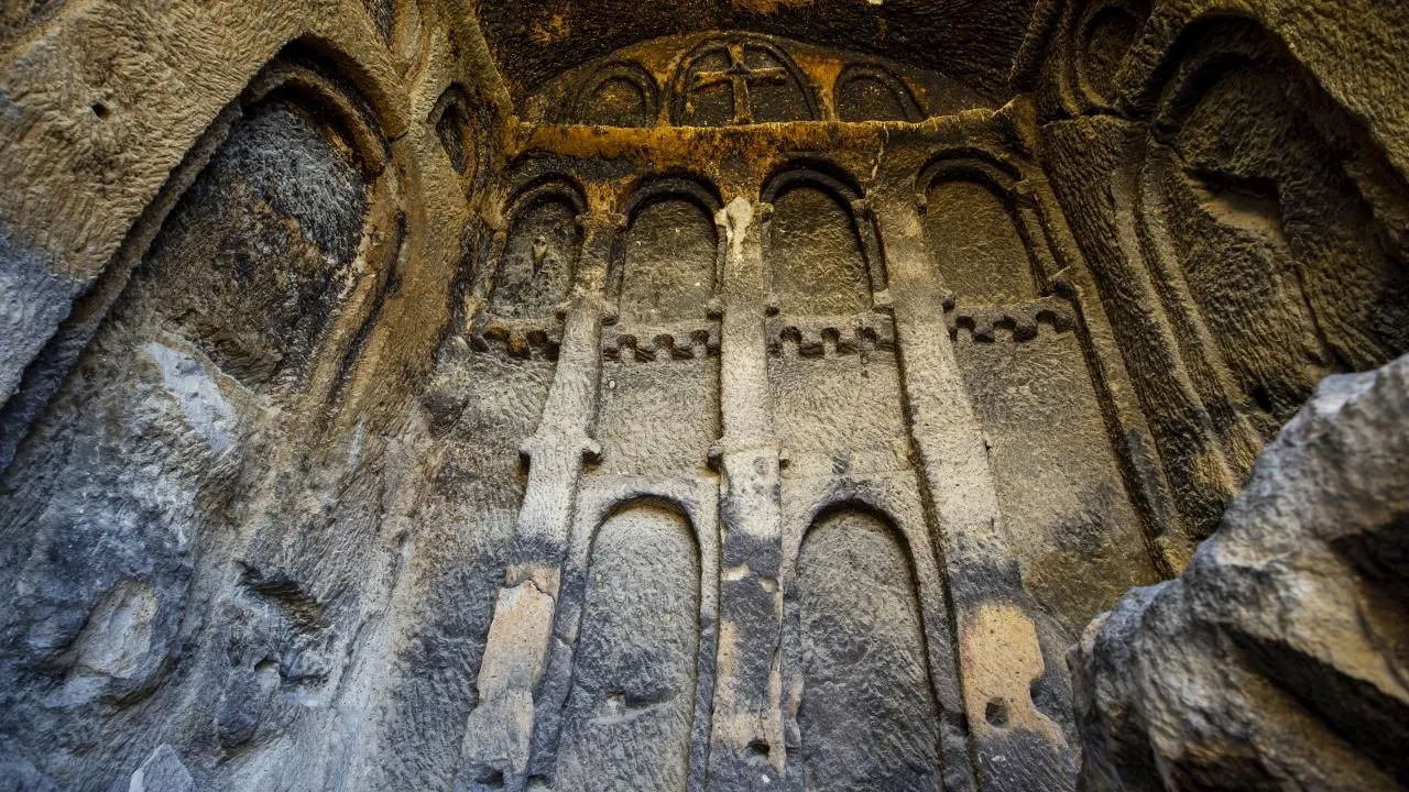 Mahkemeağcin Yeraltı Şehri