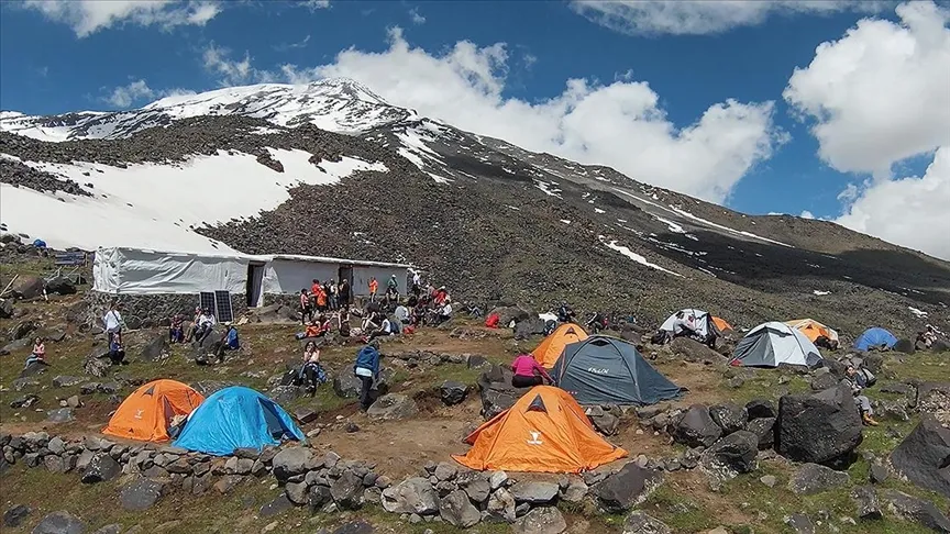 Ağrı Dağı'nda Kamp ve Tırmanış