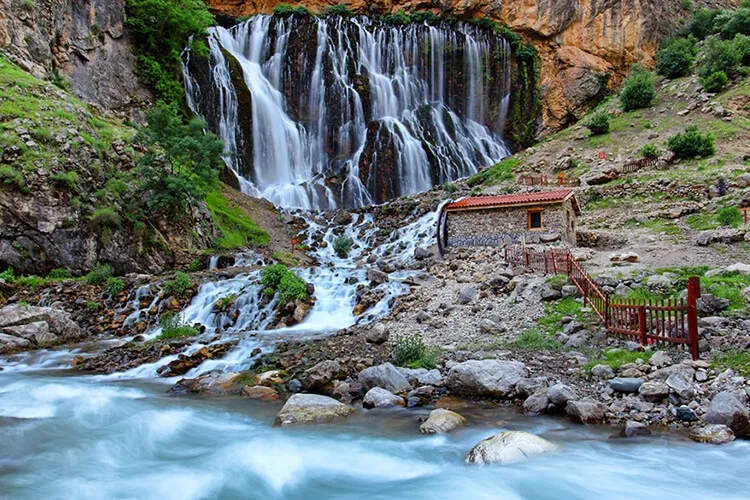Kapuzbaşı Şelalesi Kamp Alanı