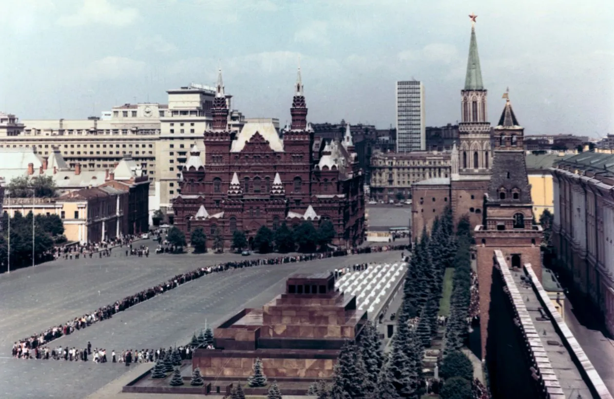 Lenin’in Mozolesi (Lenin’s Mausoleum)