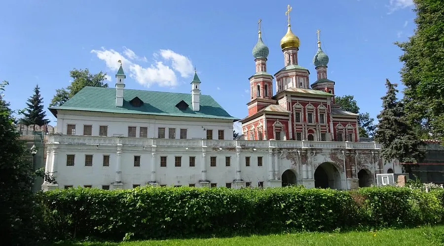 Novodevichy Rahibe Manastırı ve Mezarlığı