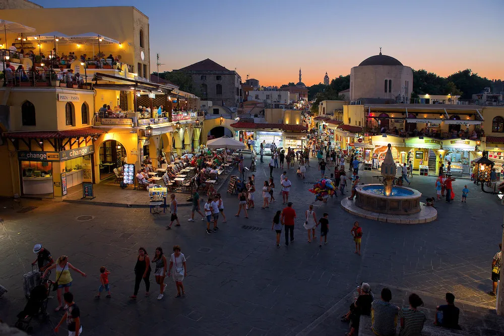Rodos’ta Nerede Kalınır? En İyi Bölgeler ve Otel Önerileri