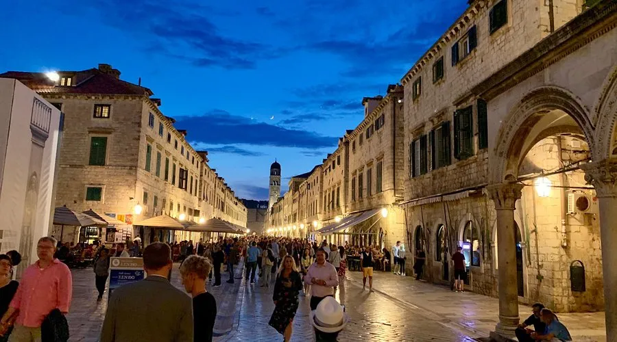 Stradun Caddesi (Placa)