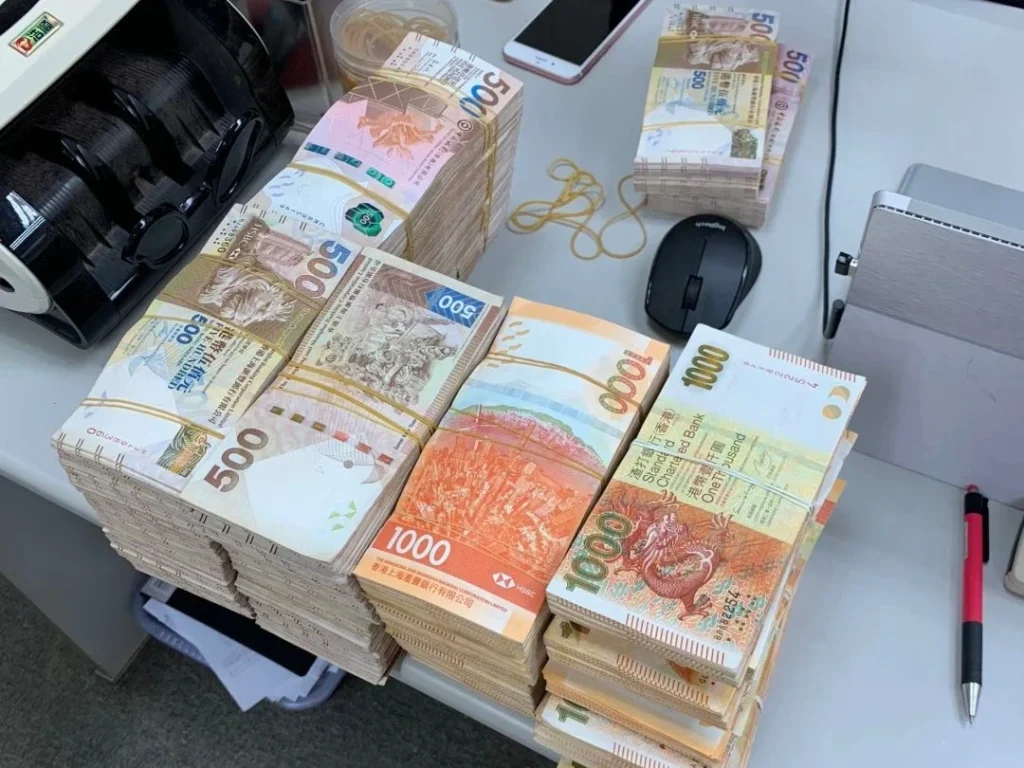 Hong Kongda Kredi Karti Mi Nakit Mi