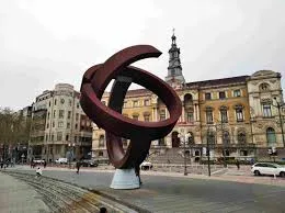 Jorge Oteiza Heykeli ve Bilbao Belediye Binası