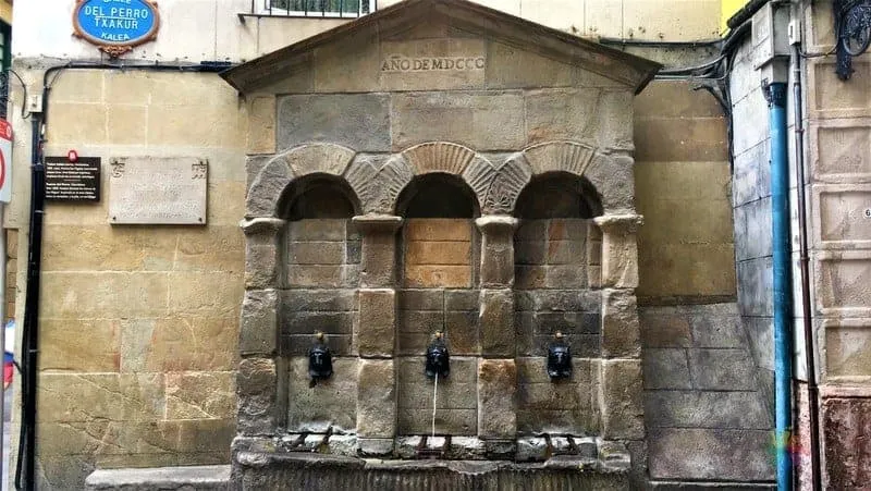 Köpekler Çeşmesi (Fuente del Perro)