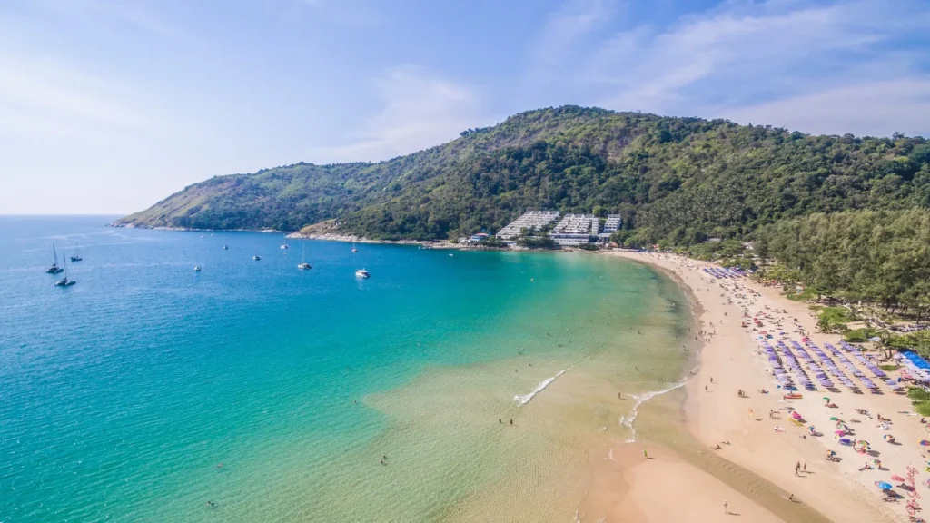 Nai Harn Plajı: Phuket’in Saklı Cenneti ️