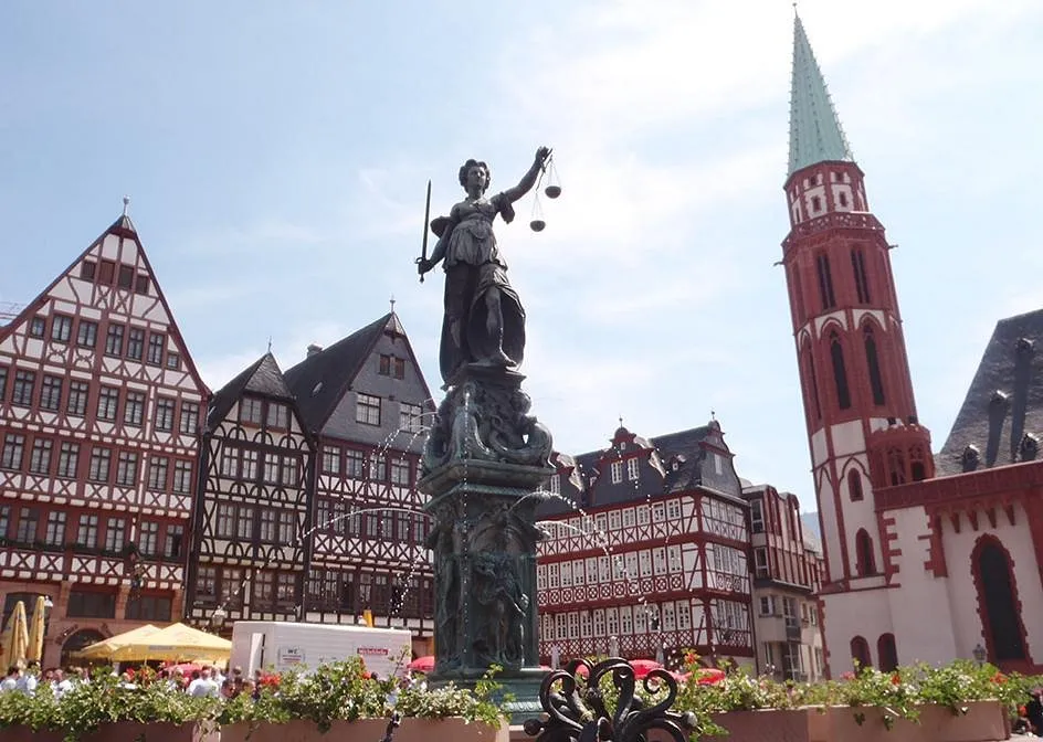 Romerberg Meydani Adalet Cesmesi