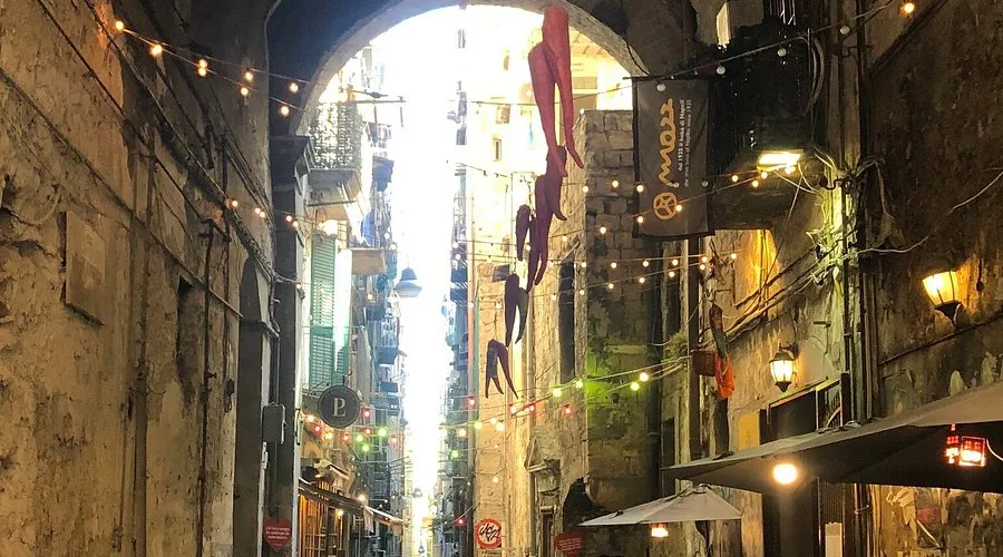 Spaccanapoli Via Dei Tribunali Pars