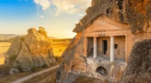 Afyonkarahisar Tarihi Yerler Rehberi: Frig Vadisi ve Karahisar Kalesi’nin Heybeti