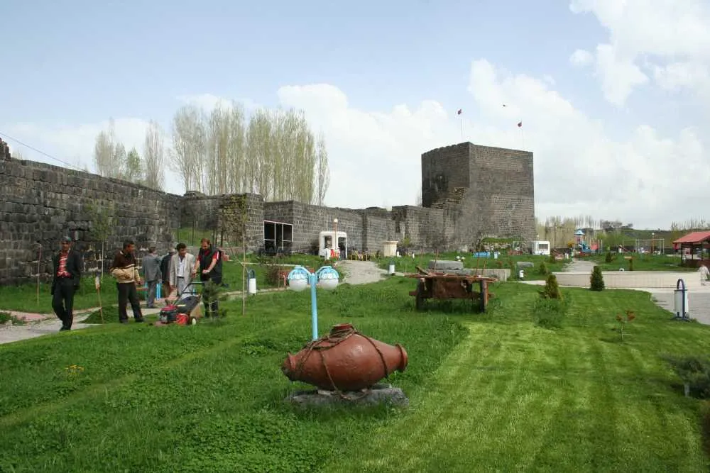 Anadolu'nun Kapısı ve Alparslan'ın Meydanı (Malazgirt)