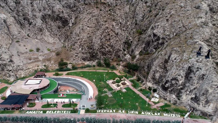 Aşkın, Çinilerin ve İlginç Mimarilerin Peşinde