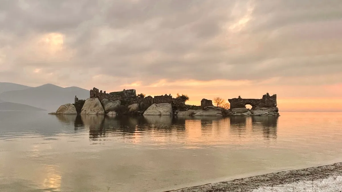 Bafa'nın Gizemi, Adalar ve Korsan Kaleleri