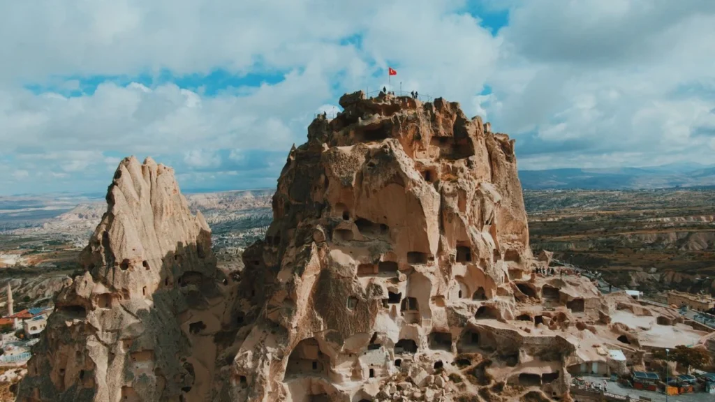 Gökyüzüne Uzanan Kaleler ve Çamurun Sanatı