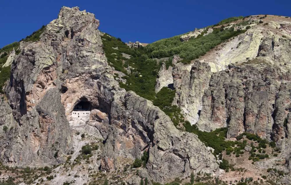 Harşit Vadisi'nin Kartal Yuvaları ve Kiliseleri (Şebinkarahisar & Tirebolu) 