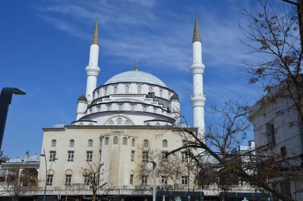 Modern Şehrin Tarihi Nabzı ve Kapalı Çarşı (Merkez)