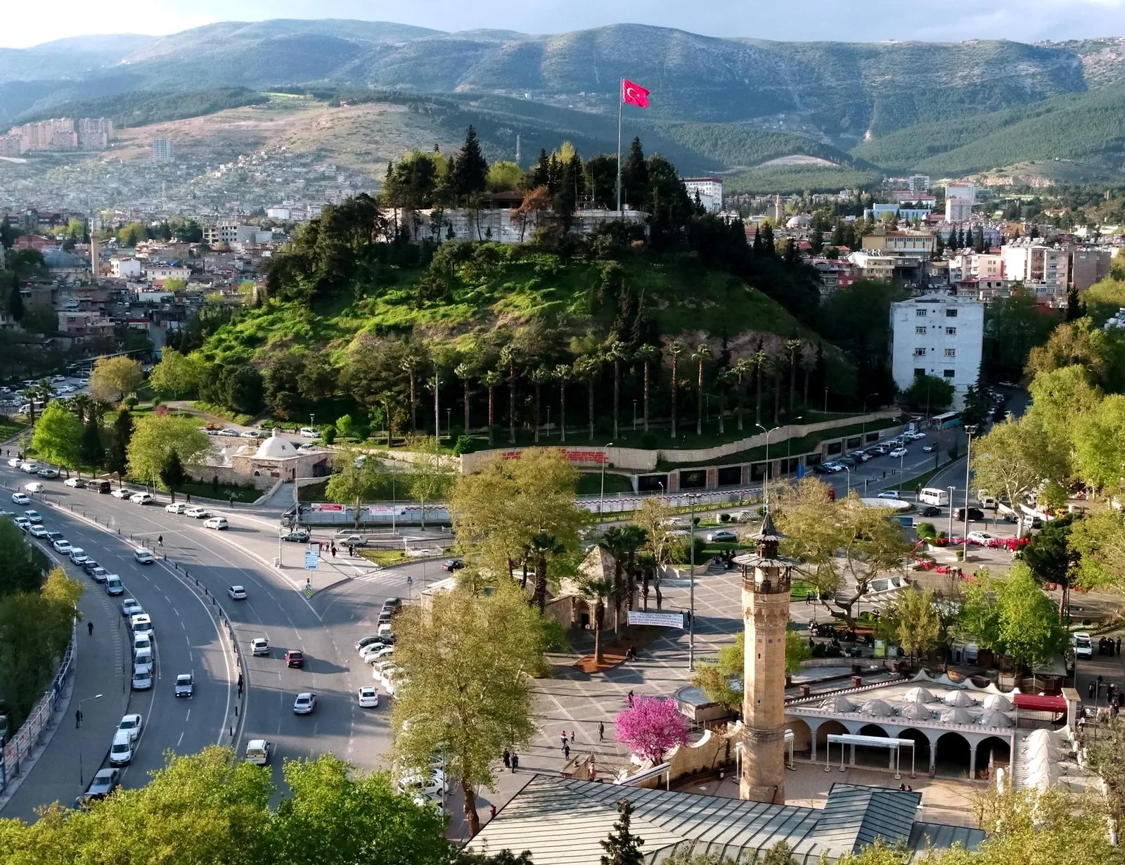 Bayrak Destanı, Dulkadiroğulları ve Bakırın Sesi (Merkez)