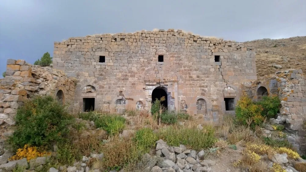 Sarp Uçurumların ve Akkoyunluların Mührü (Kiğı)