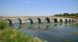 Muş Tarihi Yerler Rehberi: Tarihi Murat Köprüsü ve Malazgirt Kalesi