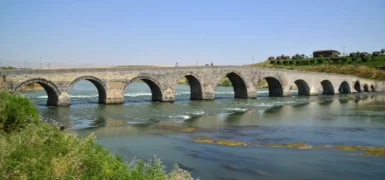 Muş Tarihi Yerler Rehberi: Tarihi Murat Köprüsü ve Malazgirt Kalesi