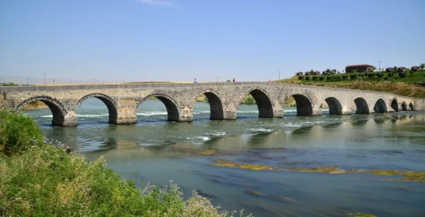 Muş Tarihi Yerler Rehberi: Tarihi Murat Köprüsü ve Malazgirt Kalesi