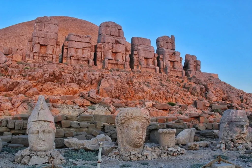Dünyanın Zirvesindeki Sır: Nemrut Dağı