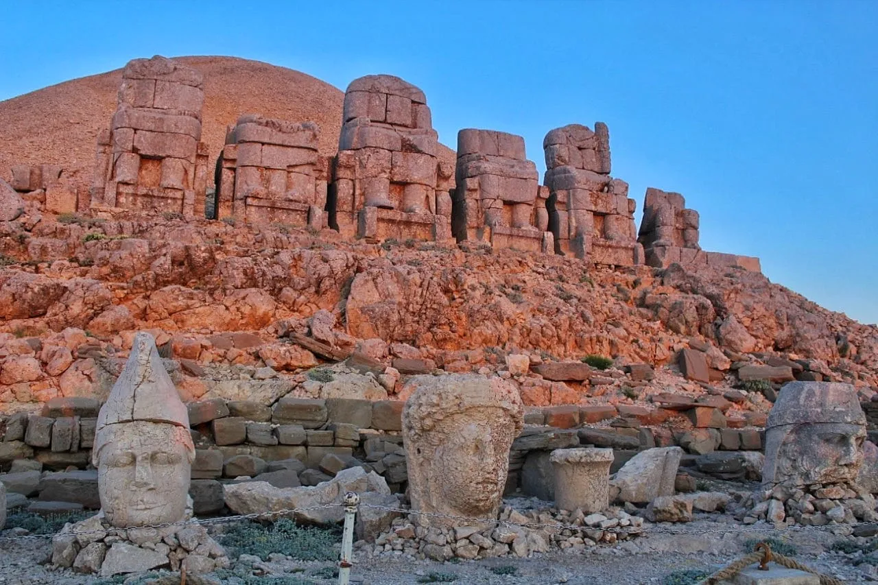 Dünyanın Zirvesindeki Sır: Nemrut Dağı