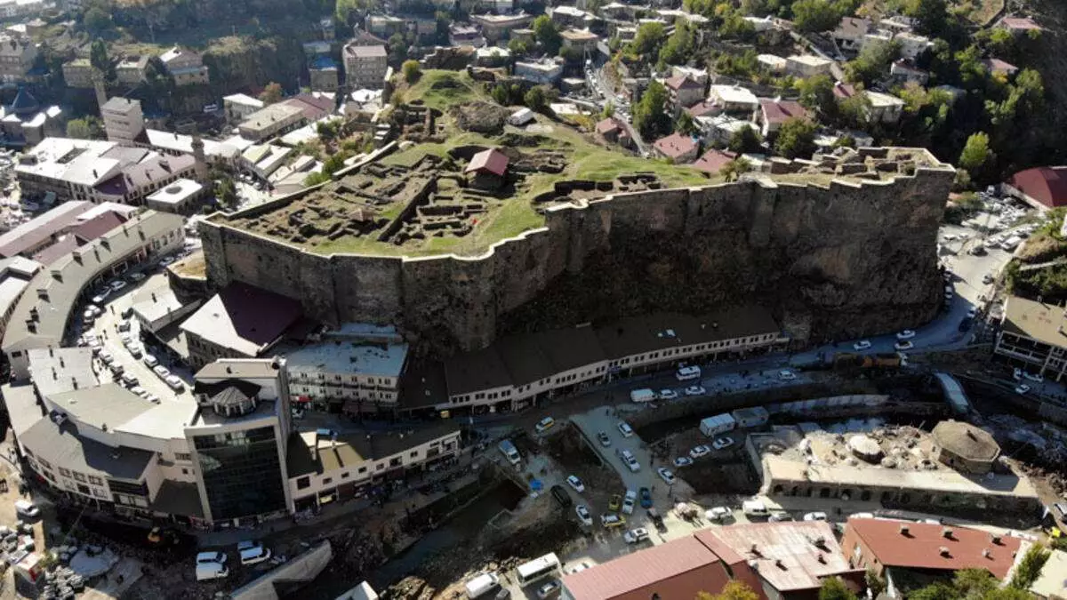 Vadinin İçindeki Şato ve Beş Minare (Bitlis Merkez)