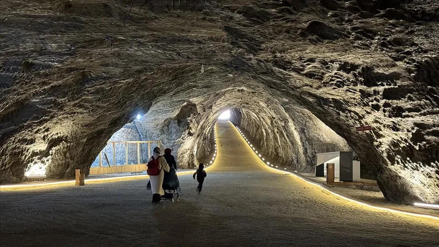 Yeraltının Kristal Sarayı ve Şifanın Taşa Kazınmış Hali (Merkez)