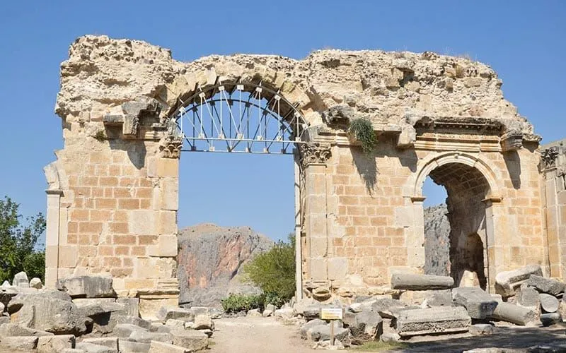 Kozan Kalesi Ve Manastir Kalintilari