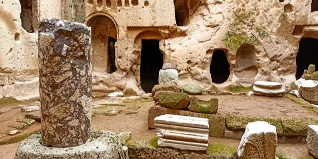 Niğde Tarihi Yerler Rehberi: Roma Havuzu ve Gümüşler Manastırı’nın Gizemi