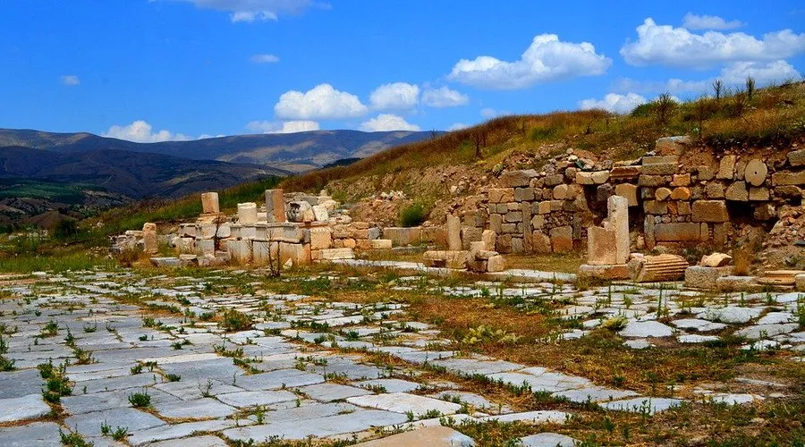 Pisidia'nın İmparatorluk Merkezleri ve Ay Tanrısı (Yalvaç & Sütçüler)
