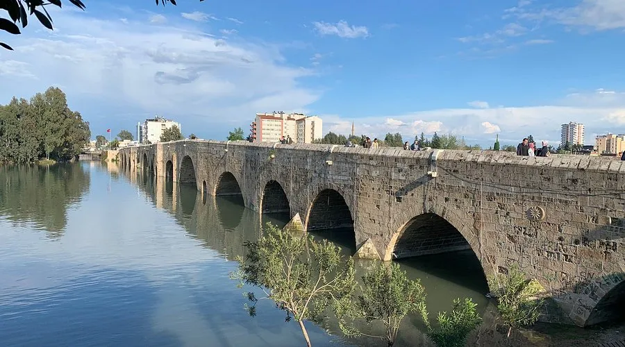 Tarihi Taşköprü ve Merkez Park