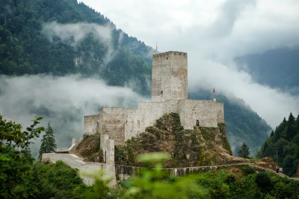 Uçurum Şatoları, Kemer Köprüler ve Şehrin Kalkanı (Çamlıhemşin & Merkez)