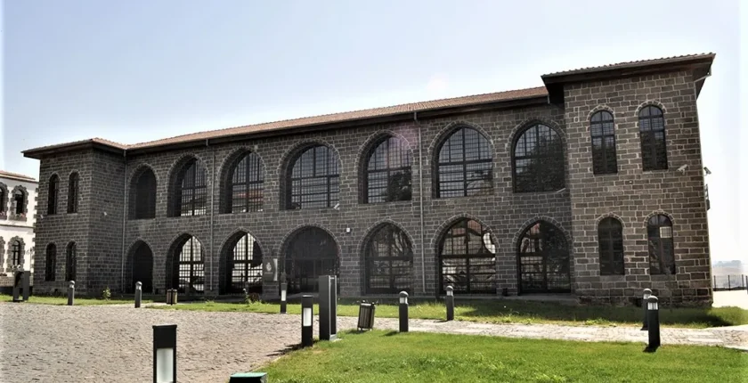 Diyarbakır Müzeler Rehberi: Surların İçindeki Hazine (Tüm İçkale, Edebiyat ve Kent Müzeleri Rehberi)