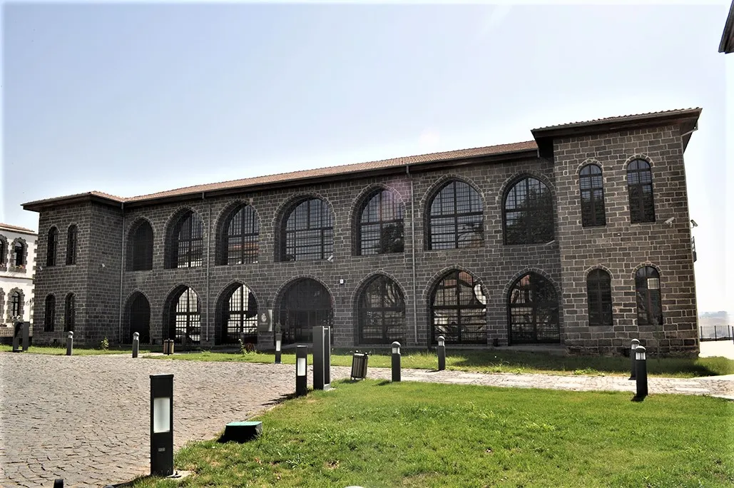 Diyarbakır Müzeler Rehberi: Surların İçindeki Hazine (Tüm İçkale, Edebiyat ve Kent Müzeleri Rehberi)