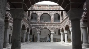 Hakkari Müzeler Rehberi: Kilimin ve Taşın Hafızası (Tüm Arkeoloji, Etnografya ve Kaya Sanatı Rehberi)