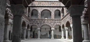 Hakkari Müzeler Rehberi: Kilimin ve Taşın Hafızası (Tüm Arkeoloji, Etnografya ve Kaya Sanatı Rehberi)