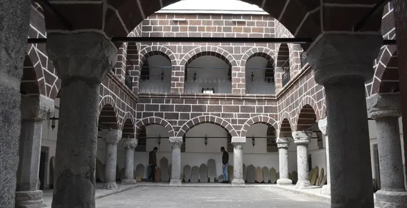 Hakkari Müzeler Rehberi: Kilimin ve Taşın Hafızası (Tüm Arkeoloji, Etnografya ve Kaya Sanatı Rehberi)