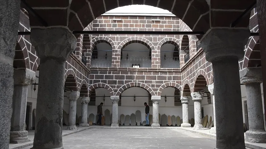 Hakkari Müzeler Rehberi: Kilimin ve Taşın Hafızası (Tüm Arkeoloji, Etnografya ve Kaya Sanatı Rehberi)