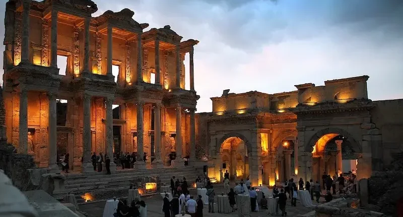 İzmir Müzeler Rehberi: Agora’dan Efes’e (Tüm Arkeoloji, UNESCO, Kent ve Tematik Müzeler Rehberi)