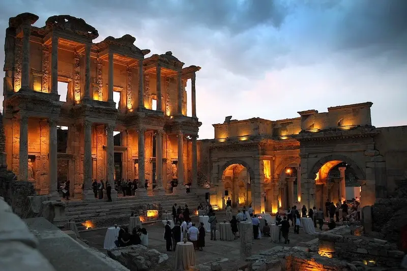İzmir Müzeler Rehberi: Agora’dan Efes’e (Tüm Arkeoloji, UNESCO, Kent ve Tematik Müzeler Rehberi)