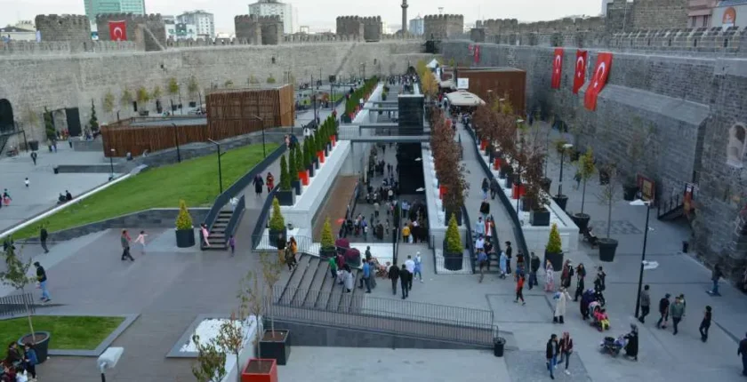 Kayseri Müzeler Rehberi: Selçuklu’nun İzinde (Tüm Selçuklu, Arkeoloji, Kent ve Mimar Sinan Müzeleri Rehberi)