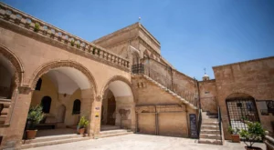 Mardin Müzeler Rehberi: Yaşayan Müze ve Saklı Konaklar (Tüm Kent, Arkeoloji, Manastır ve Açık Hava Müzeleri Rehberi)