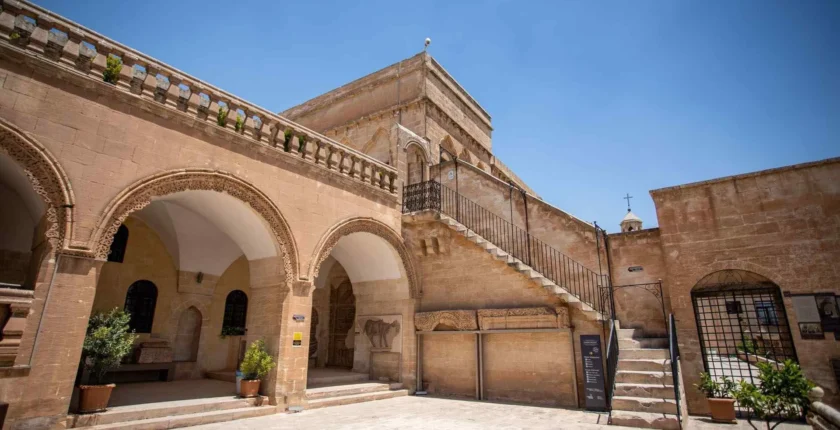 Mardin Müzeler Rehberi: Yaşayan Müze ve Saklı Konaklar (Tüm Kent, Arkeoloji, Manastır ve Açık Hava Müzeleri Rehberi)