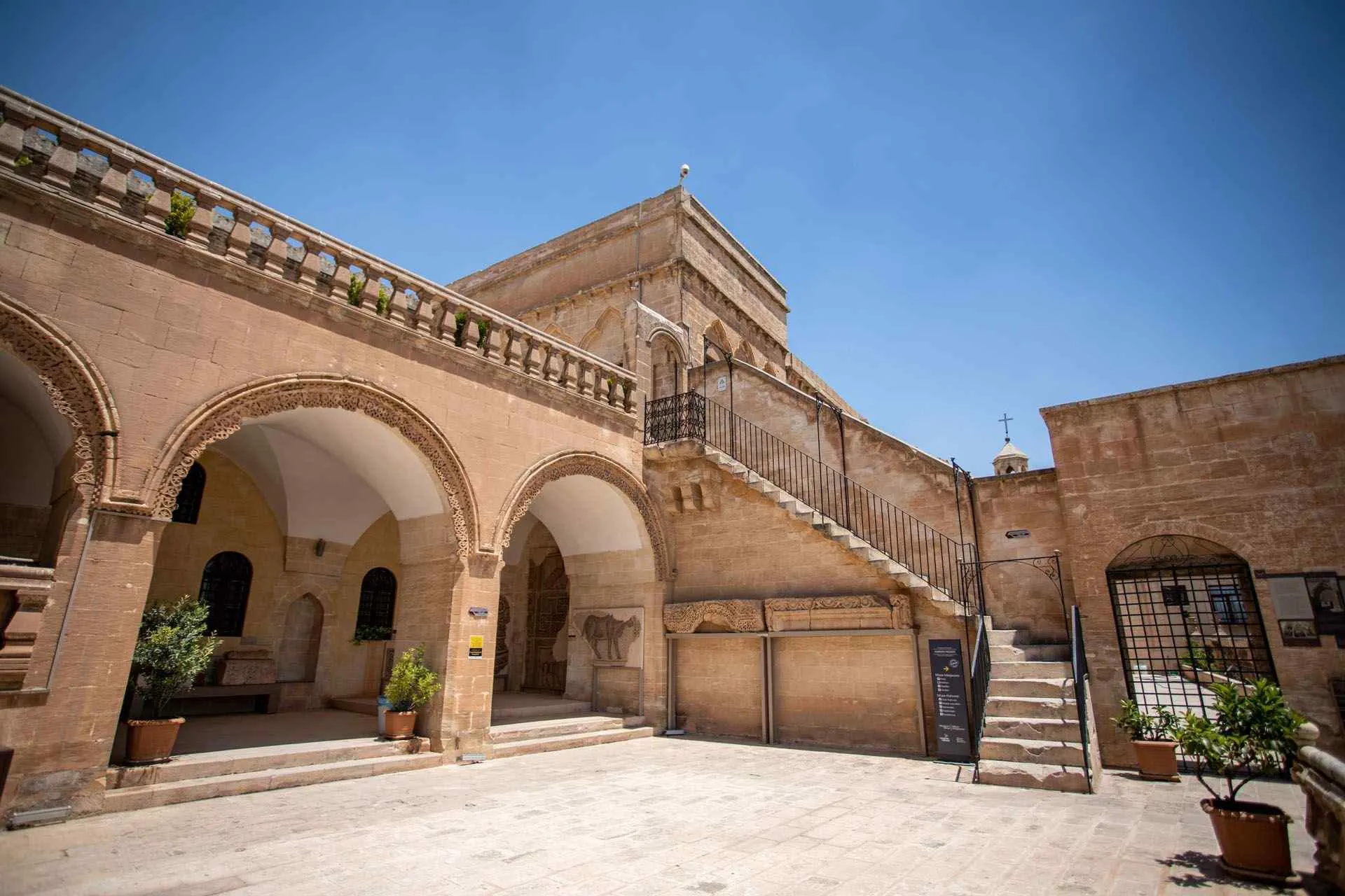 Mardin Müzeler Rehberi: Yaşayan Müze ve Saklı Konaklar (Tüm Kent, Arkeoloji, Manastır ve Açık Hava Müzeleri Rehberi)